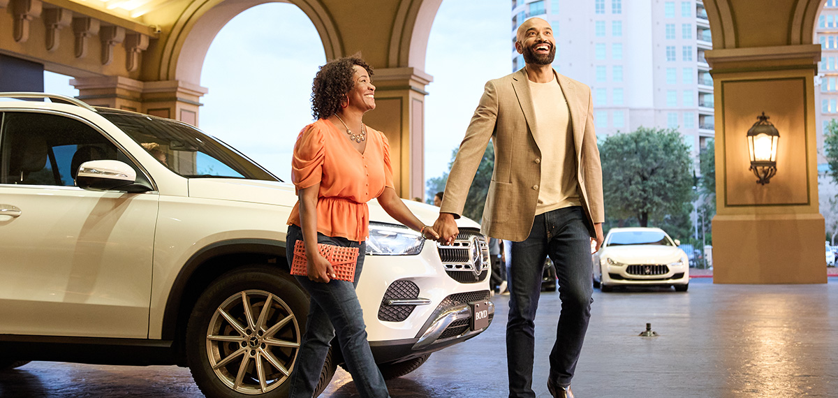 couple coming into a Boyd casino near valet