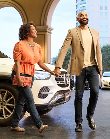 couple coming into a Boyd casino near valet